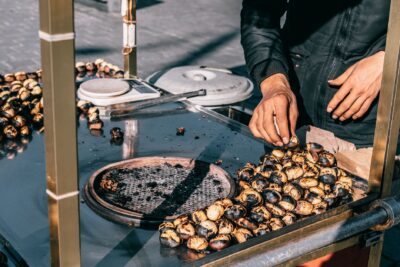Fêtes de la châtaigne : les villages de l’Ardèche, de l’Hérault et du Var qui grillent les marrons le 25 octobre